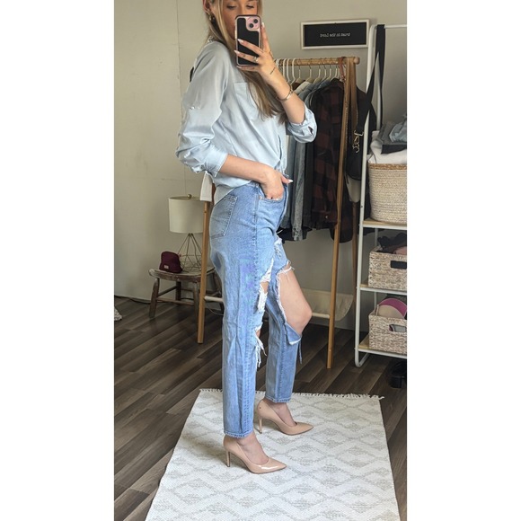 0192. American Eagle Distressed Ripped Jeans Light Wash High‎ Rise Mom Jeans - Picture 2 of 11